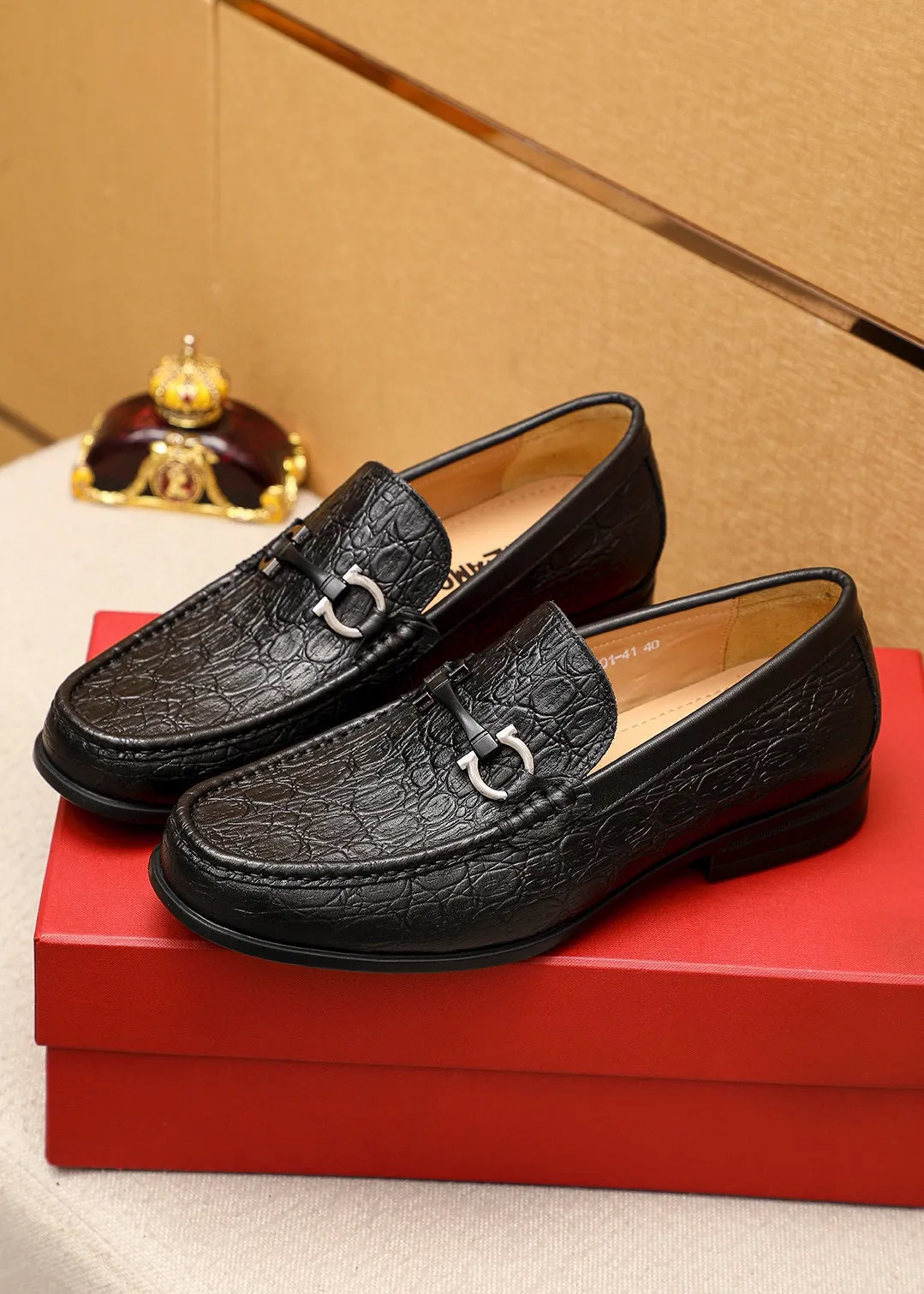 Men's shoes 💰480 💐 Product trademark: Ferragamo "Ferragamo" casual leather shoes Regular size: 38-44 (45🉑️customized) Product materials: Selected imported first-layer cowhide embossed upper + luxury hardware buckle, imported water-dyed cowhide leather lining. Strong three-dimensional visual effect, original rubber outsole Color: 2⃣️colors available